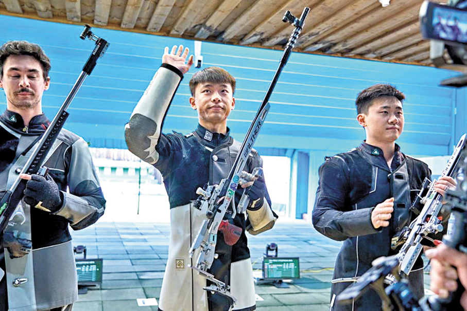 ●張常鴻（中）和劉宇坤（右）在比賽後。  國際射聯官網圖片