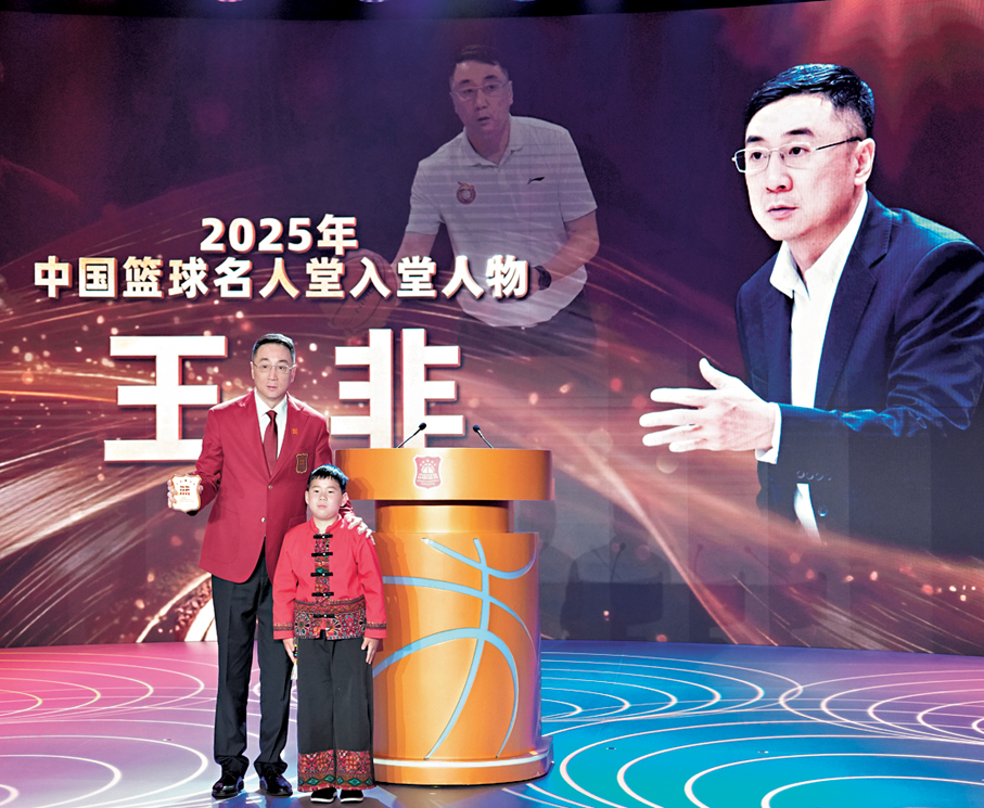 ●王非（左）在入堂儀式上領取徽章。   新華社