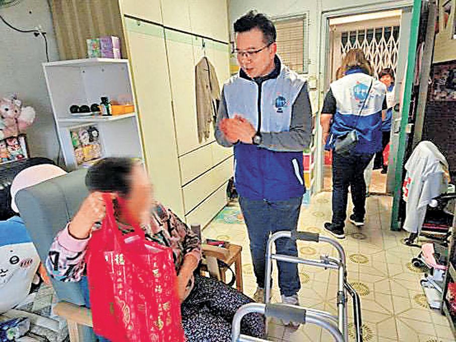 ●蝴蝶關愛隊上門探訪有需要長者，為他們送上溫暖。 蝴蝶關愛隊供圖