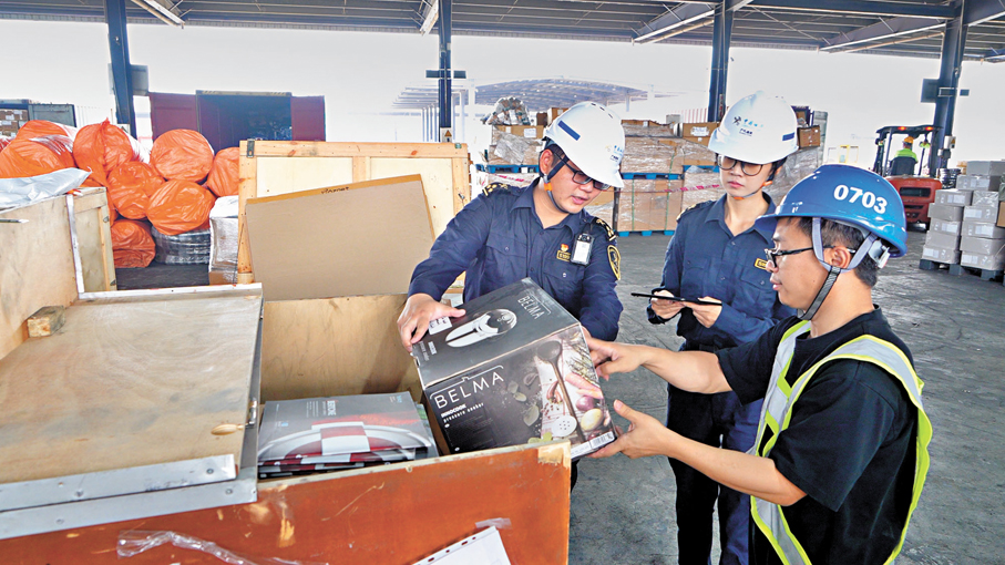 ●廣州海關所屬南沙海關關員近日對廣交會首批進境展品進行監管。  受訪者供圖