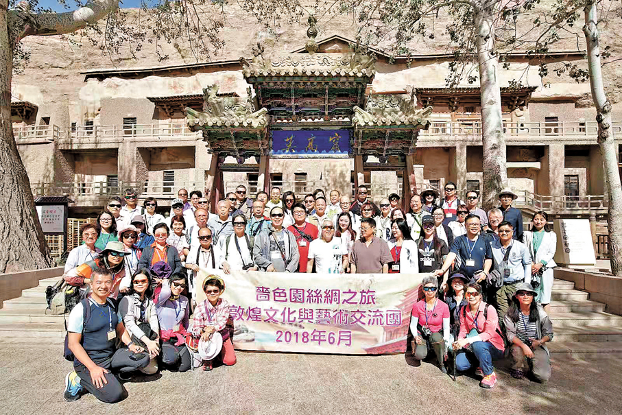 ●2018年，舉辦「嗇色園絲綢之旅文化與藝術交流團」，邀得香港大學饒宗頤學術館藝術顧問駱慧瑛博士隨團講解。 作者供圖
