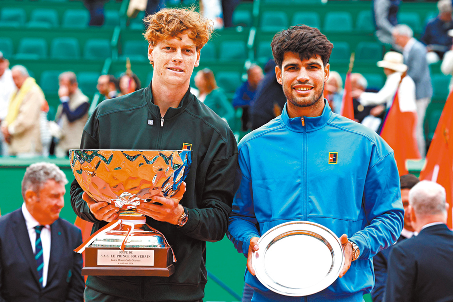 ●辛拿（左）與艾卡拉斯在頒獎儀式上。 法新社