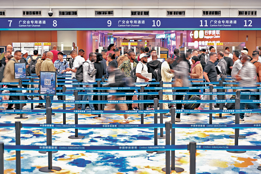 ●4月13日，外籍旅客在廣州白雲國際機場T3航站樓廣交會專用通道辦理入境手續。中新社
