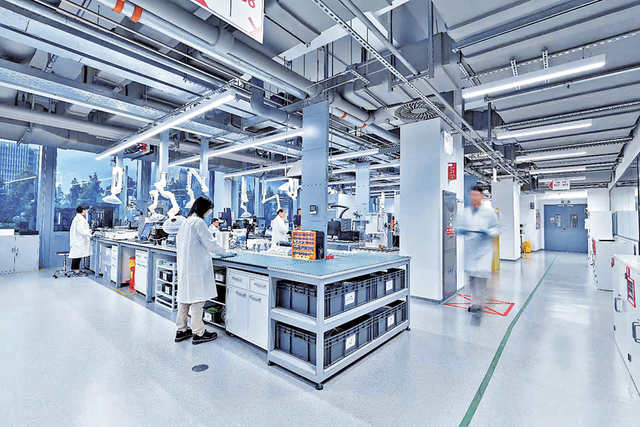 ●在德國化工巨頭漢高上海創新體驗中心內，工作人員加速研發推動技術創新。香港文匯報上海傳真