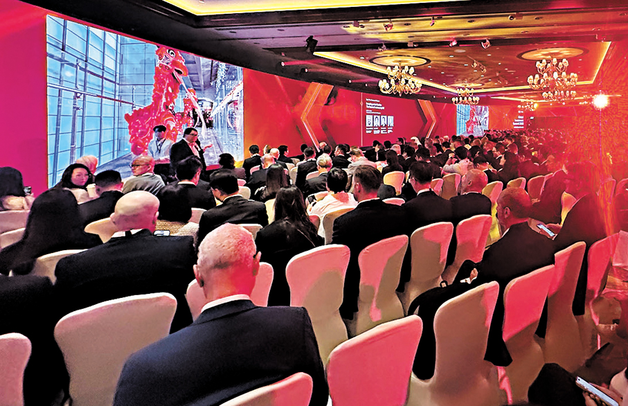 ●滙豐峰會現場被「獅子紅」包圍。 香港文匯報記者馬翠媚  攝