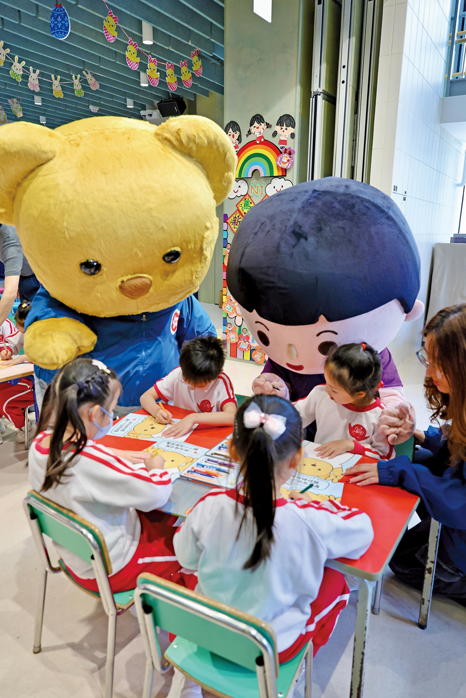 ●保安局在幼稚園《安仔與熊仔》校園巡禮工作坊，傳揚國家安全信息。