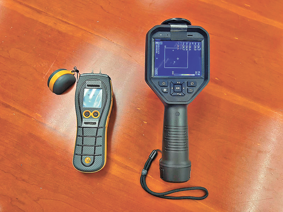 ●新檢測程序下，食環署在第一階段除繼續使用電子濕度儀外，還新增紅外線熱成像儀（右）分析滲水情況和初步確定滲水源頭。香港文匯報記者李芷珊  攝