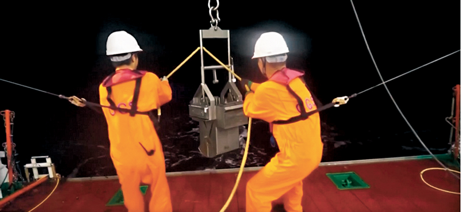 ●中國目前已實現管轄海域1比100萬海洋區域地質調查全覆蓋。圖為科考工作人員將海洋泥沙打撈上岸。央視截圖