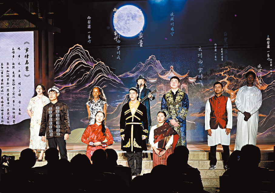 ●外國留學生一同詠誦中國詩歌。