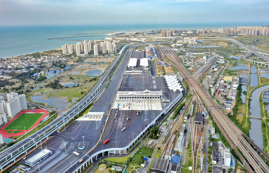 ●2025年11月27日拍攝的海口新海港和南港「二線口岸」（貨運）集中查驗場海關查驗區。 （新華社）