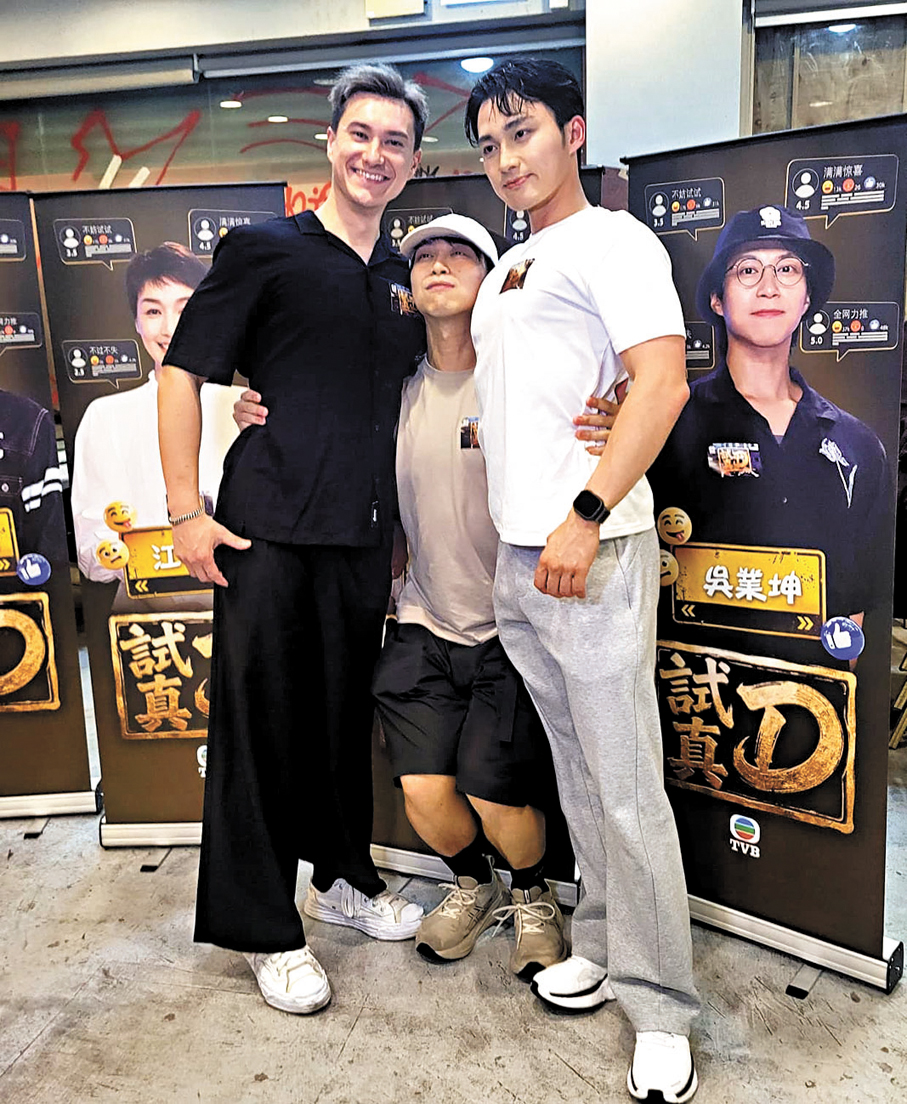 ●吳業坤享受被朱仔與周嘉洛左右夾擊。  香港文匯報記者梁靜儀  攝