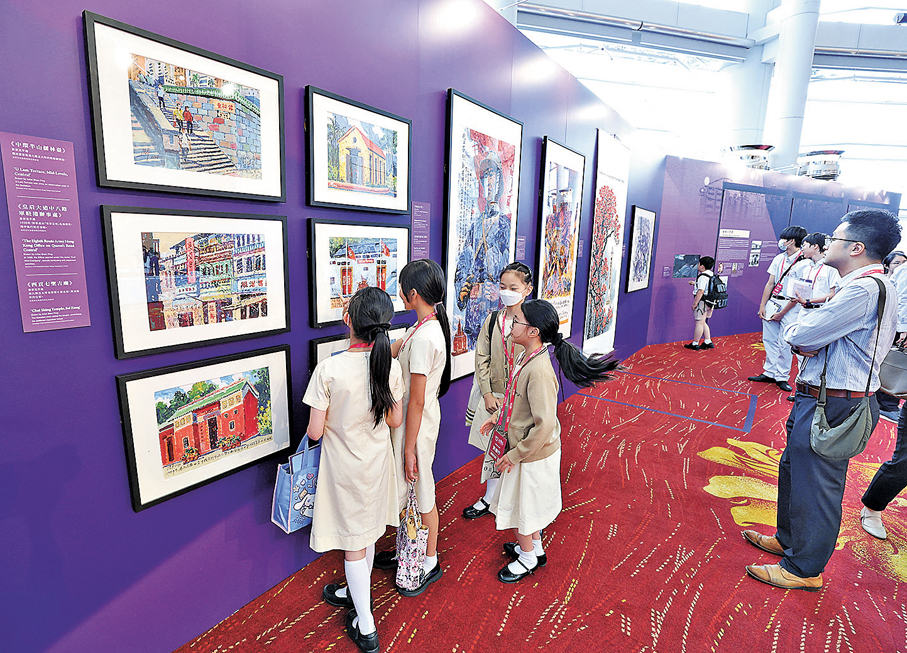 ●圖為學生參觀主題展覽。 香港文匯報記者曾興偉  攝