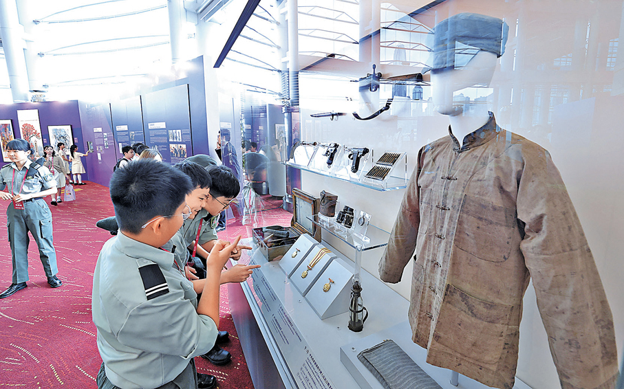 ●學生投入認識抗戰歷史。 香港文匯報記者曾興偉  攝