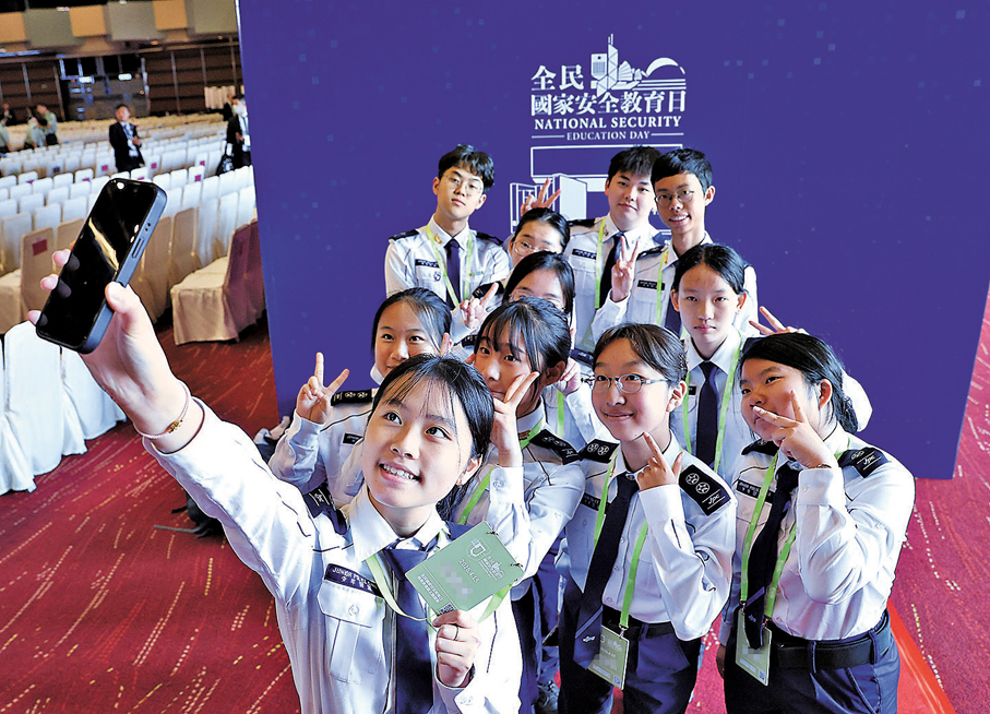 ●少年警訊成員自拍留影。 香港文匯報記者曾興偉  攝