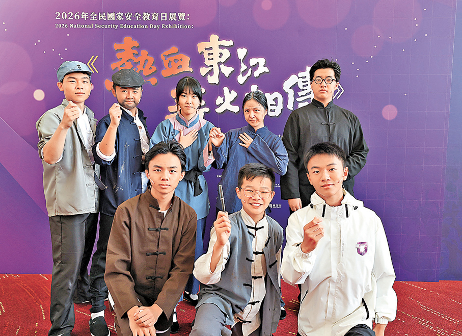 ●舞台劇表演同學合照，後排中為朱笑含。 香港文匯報記者曾興偉 攝