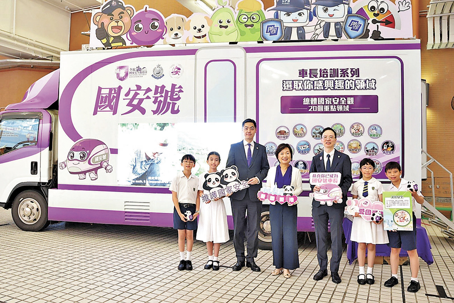 ●蔡若蓮與學生在「NSpeed國安號」宣傳車前合影。   蔡若蓮Fb圖片