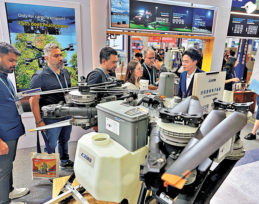 ●一個無人機展位吸引了多個境外採購商問詢。 香港文匯報記者盧靜怡 攝