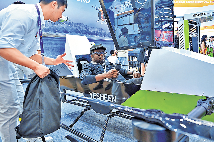 ●境外採購商體驗一款低空飛行器。    中新社