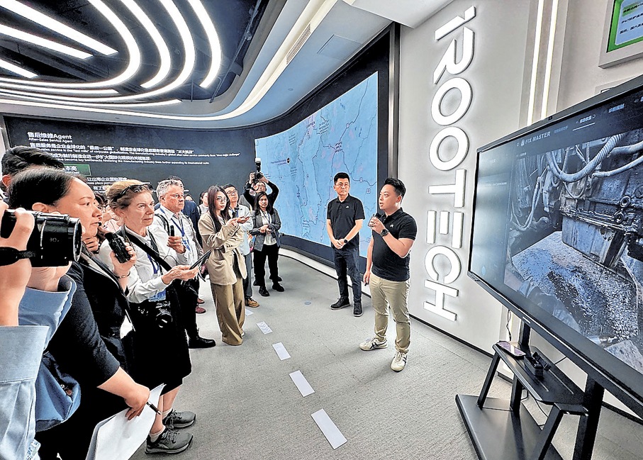 ●中外媒體走訪廣東科技企業。 香港文匯報記者李紫妍  攝
