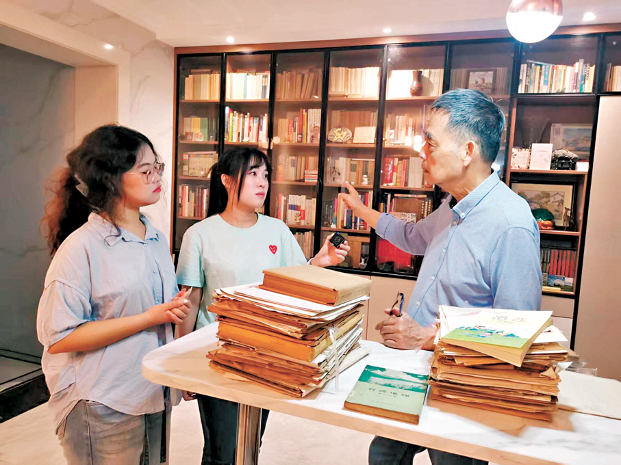 ●吳壯達先生的長子吳傑明向邱如瑩（中）、王相平介紹吳壯達的著作和手稿。 受訪者供圖