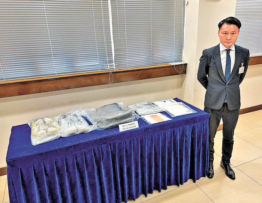 ●警方講述偵破「虛構綁架」騙案詳情，並展示檢獲證物。 香港文匯報記者黃宇威  攝