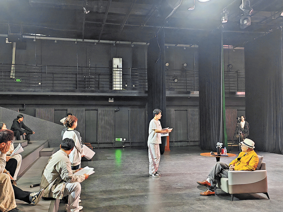 ●李力持親自指導學生表演。吉林動畫學院供圖