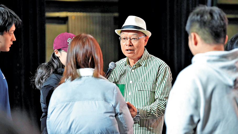 ●學生們排隊向李力持請教。 吉林動畫學院供圖