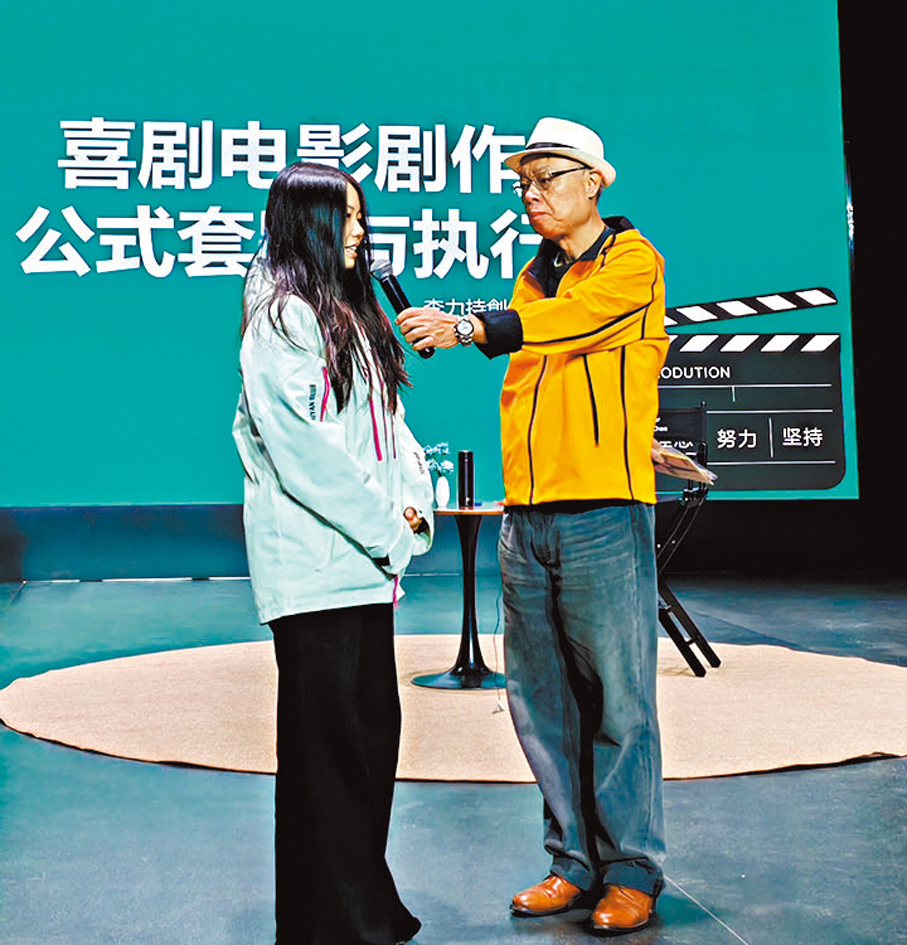 ●李力持與學生互動交流。吉林動畫學院供圖