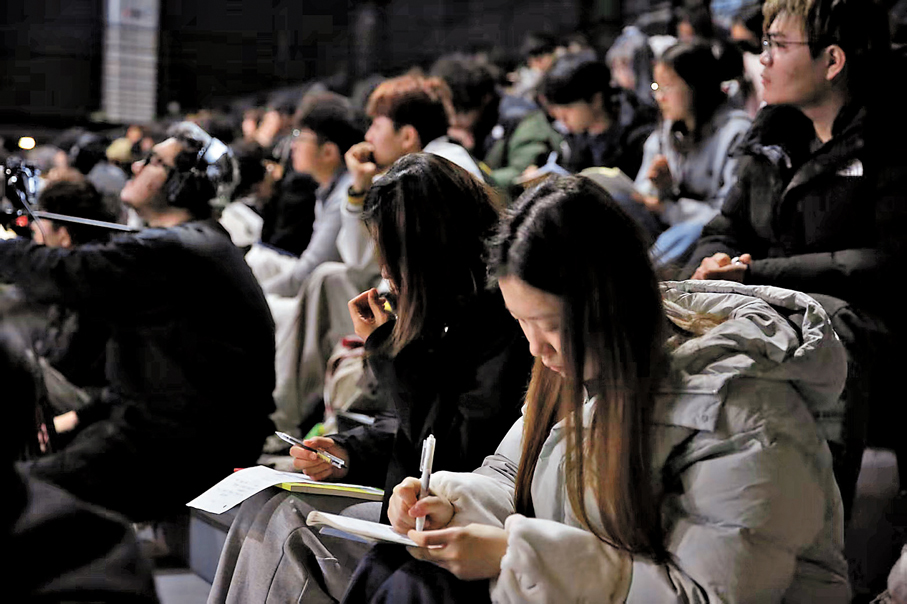 ●學生們認真做筆記。吉林動畫學院供圖