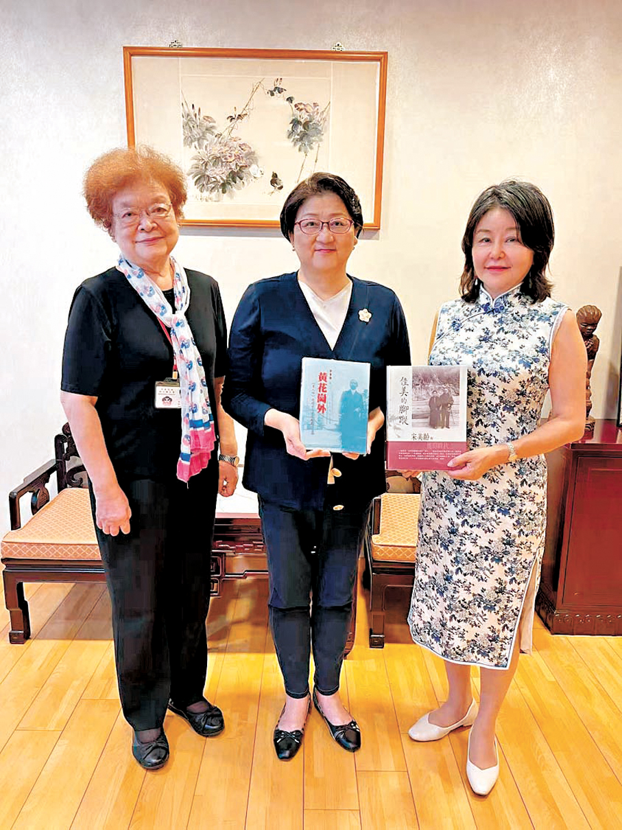 ●（右一起）廖書蘭拜訪婦聯會，獲雷倩贈書《佳美的腳蹤》，汲宇荷陪同，廖書蘭贈其著作《黃花崗外》予婦聯會。 作者供圖