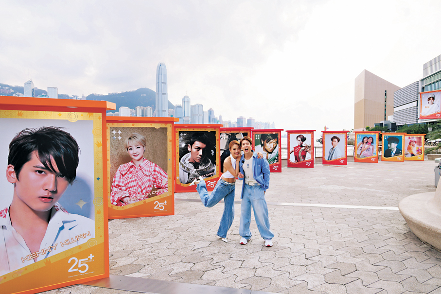 ●星光大道的展覽上放置英皇藝人的大型照片。