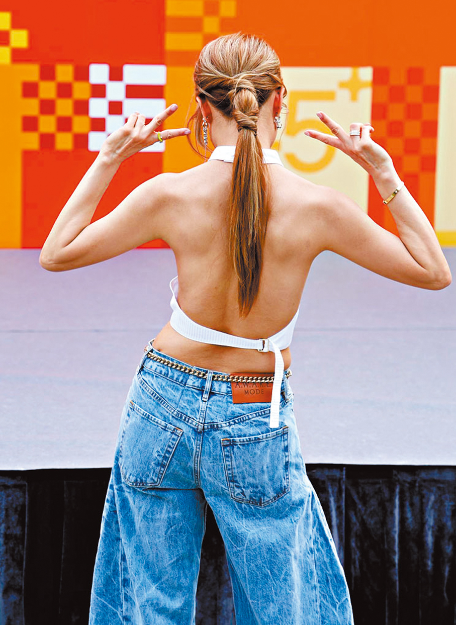 ●容祖兒大方展露美背。    香港文匯報記者孫嘉蔚 攝