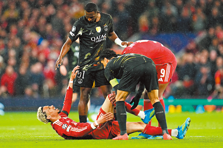 ●艾基迪基（左）受傷倒地，神情痛苦。 美聯社