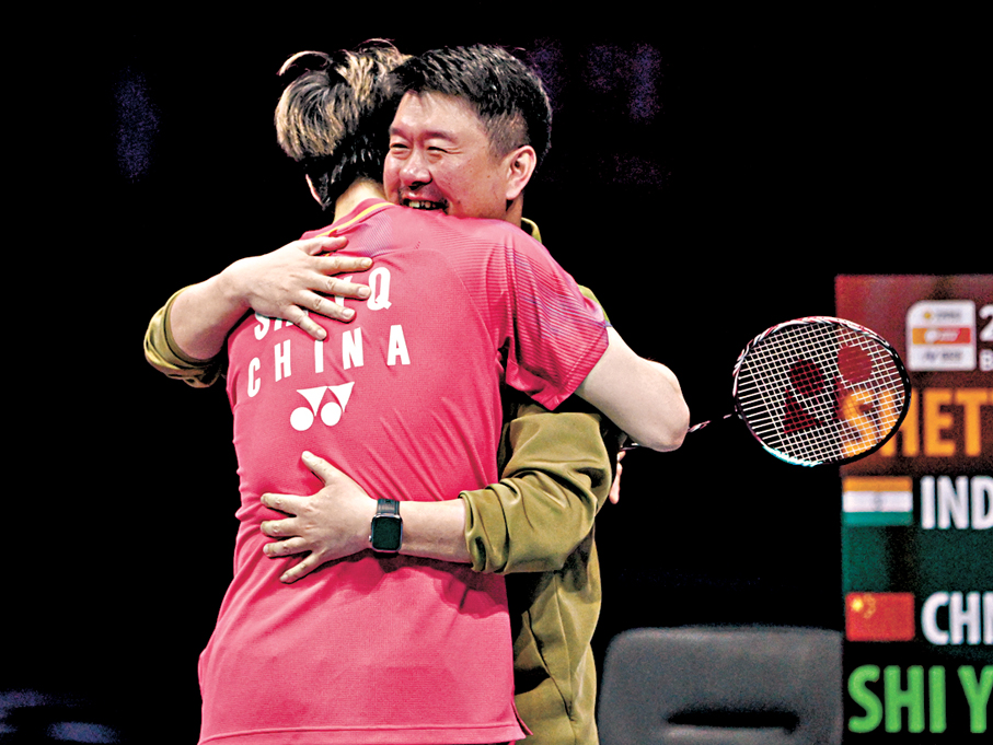 ●石宇奇賽後與教練擁抱慶祝。 資料圖片