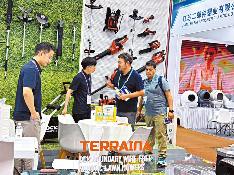 ●在廣交會現場，一些機械設備備受中東、北非等地區的採購商歡迎。香港文匯報記者盧靜怡  攝