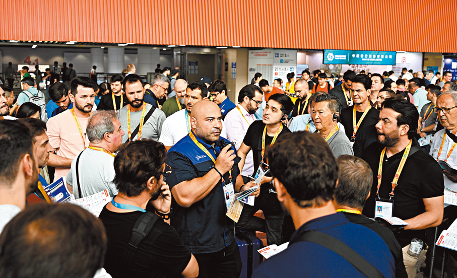 ●4月15日，參加廣交會的巴西採購團在了解展會信息。新華社