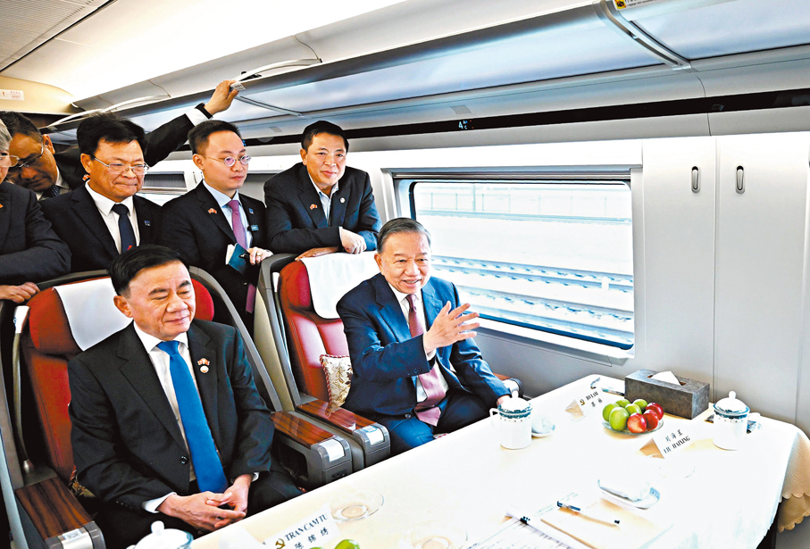 ●4月16日上午，越共中央總書記、國家主席蘇林乘高鐵離開北京，啟程前往廣西，繼續在中國的訪問行程。 新華社