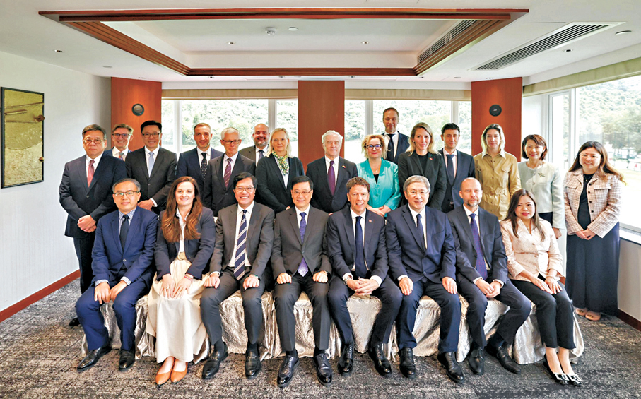 ●李家超與歐盟駐港辦事處主任及眾多歐盟成員國駐港總領事午餐。李家超Fb圖片