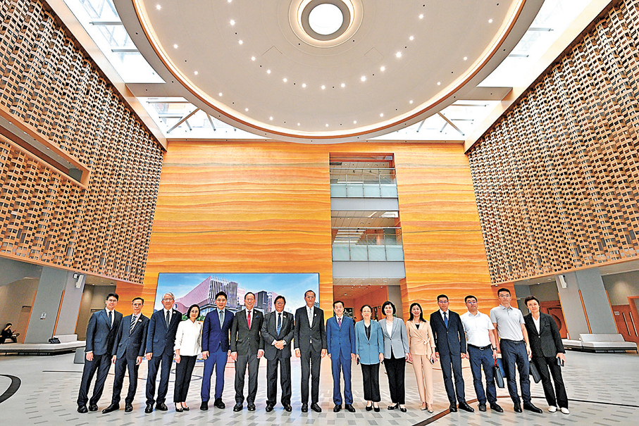 ●盧寵茂前日及昨日在香港中醫醫院，分別見證該院與深圳市中醫院以及河北省中醫院簽署戰略合作協議。