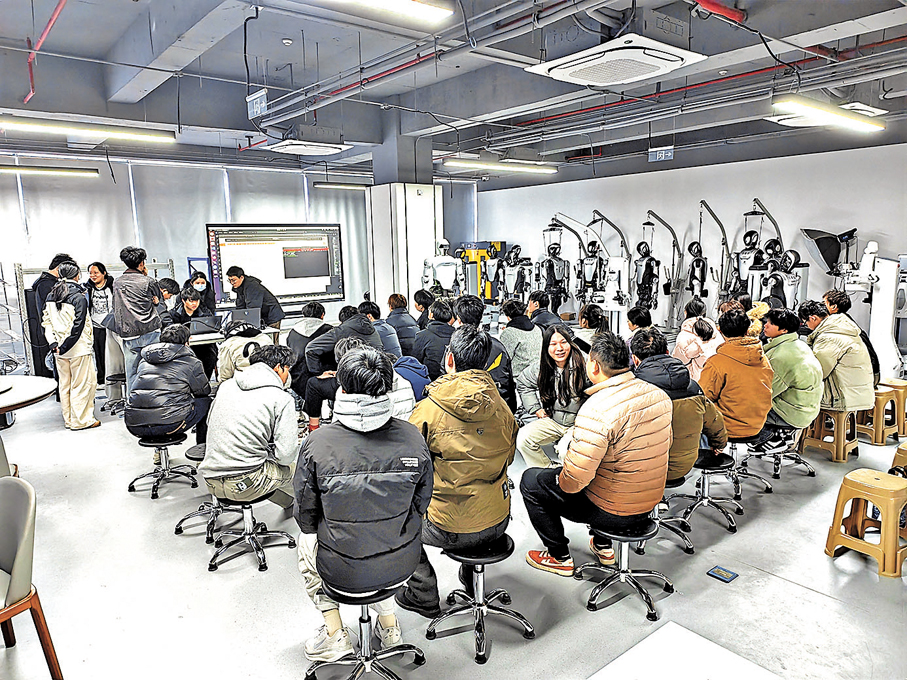 ●合肥市具身智能機器人數據採集訓練場舉行2026年首批機器人訓練師入職培訓。