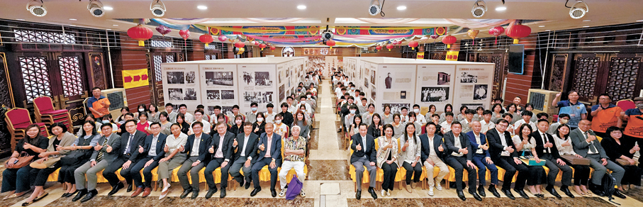 ●《人民總理周恩來生平業績展》開幕典禮大合照。  主辦方供圖