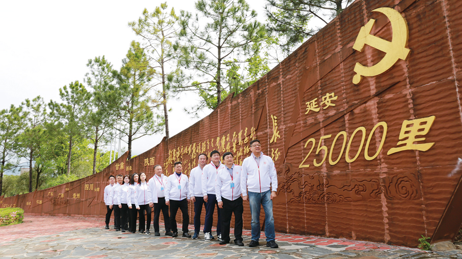●交流參訪團成員沿着紅軍當年的足跡，邁出「重走長征路」的步伐。
