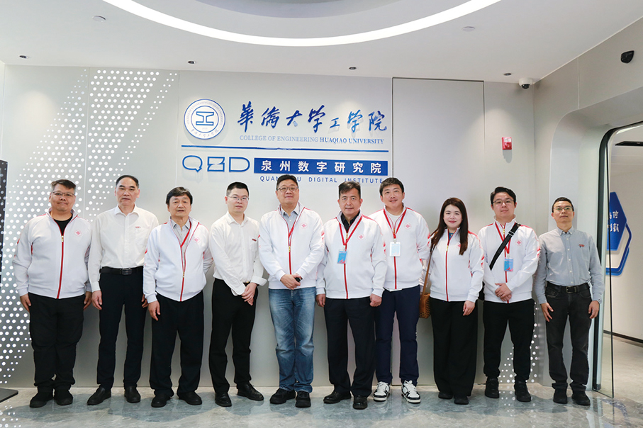 ●僑界青年在華僑大學工學院副院長朱建清帶領下參觀了創新實踐基地。