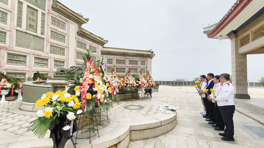 ●僑界青年在陳嘉庚先生陵墓前致敬。