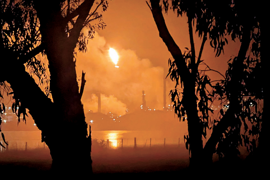 ●澳洲維多利亞州Viva能源煉油廠發生爆炸引發火災，令該國燃油供應進一步受壓。 法新社