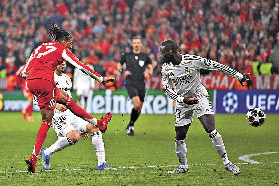 ●米高奧利斯（左）為拜仁攻入奠勝球。   美聯社