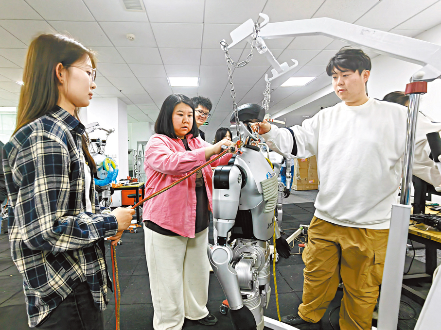 ●優寶特機器人測試工程師辛姮媛（中）與張文軒（右）、姚靜文（左）準備進行機器人新代碼的驗證測試。