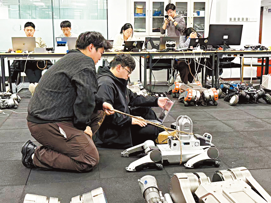 ●優寶特機器人測試工程師正在測試機器狗應用場景數據回傳的準確性。