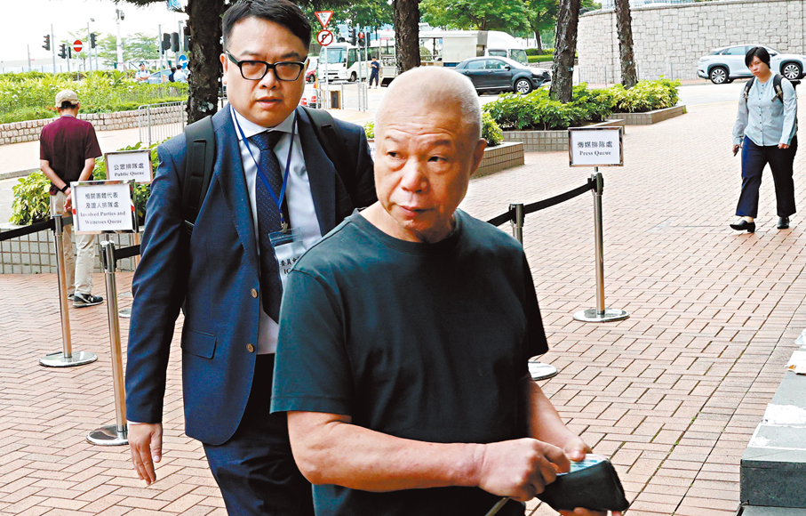 ●在大維修工程中負責更換紙皮石的工人鍾潤新（右）。香港文匯報記者萬霜靈  攝