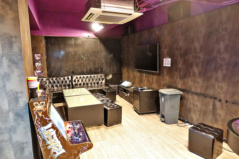 ●海關人員在荔枝角搗破的派對房間內部情況。